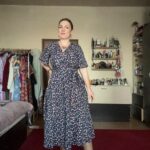 Rochia Maria bleumarin cu floricele roz