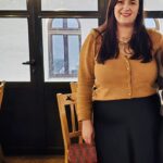 Fusta din satin neagră