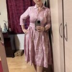 Rochia DORINA din vâscoză roz cu flori albe brodate