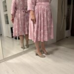 Rochia DORINA din vâscoză roz cu flori albe brodate